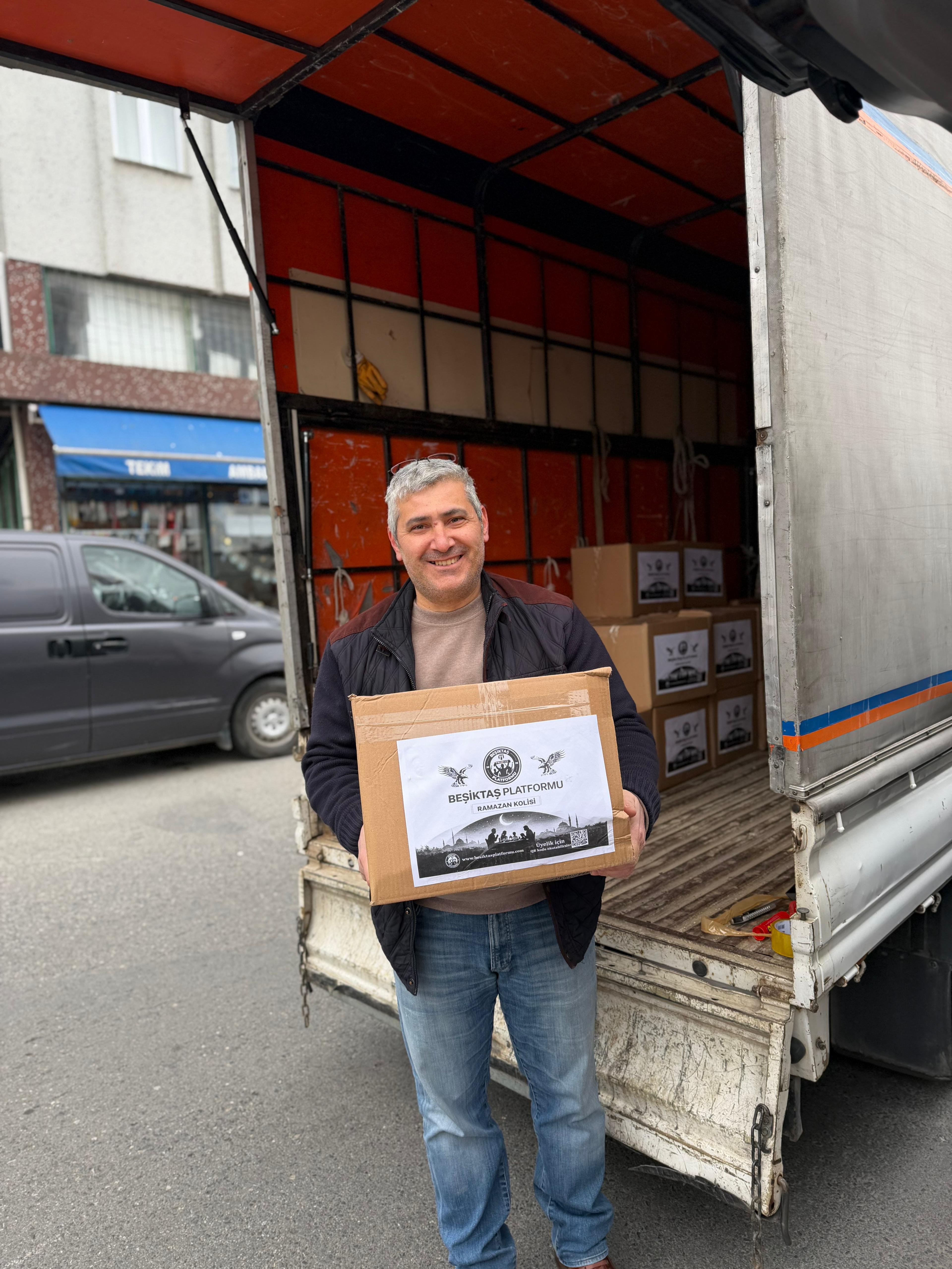 &Uuml;mraniye  de Sokak Sokak Ramazan Kolisi Dağıttık 